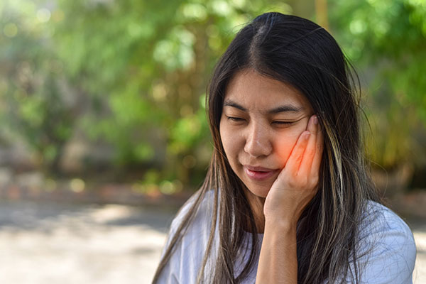 How A Dentist Can Treat A Broken Tooth